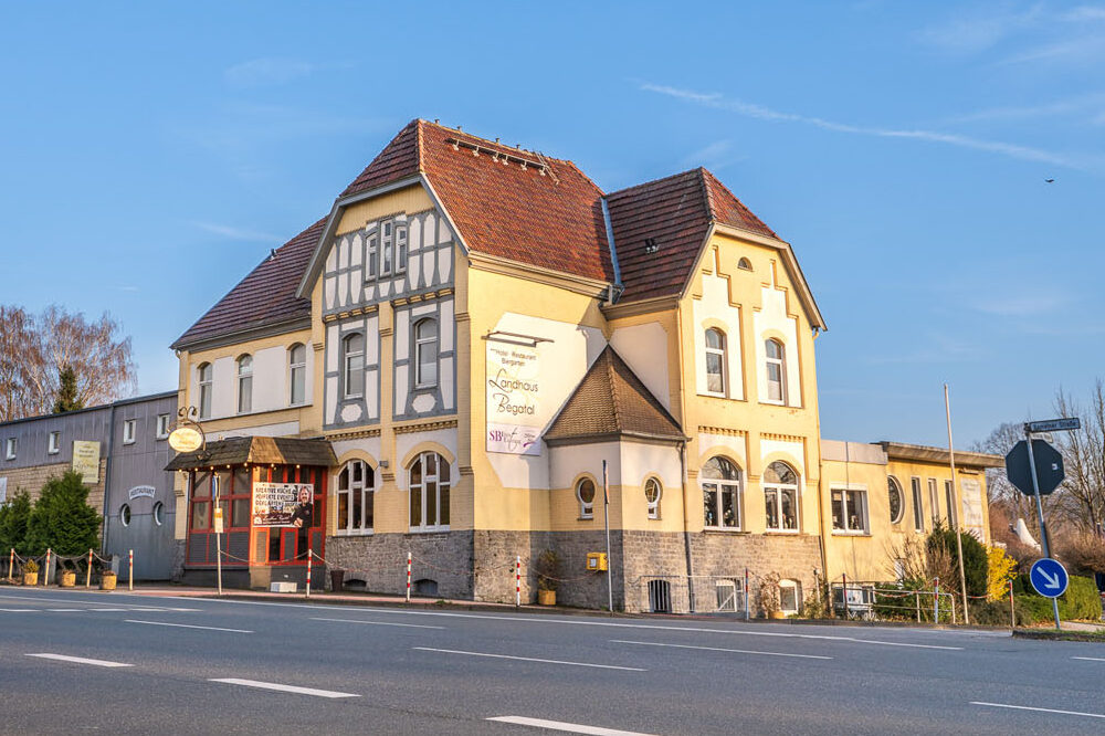 Außenansicht des Landhaus Begatal in Dörentrup – historisches Fachwerkgebäude mit Restaurantschild an der Straße