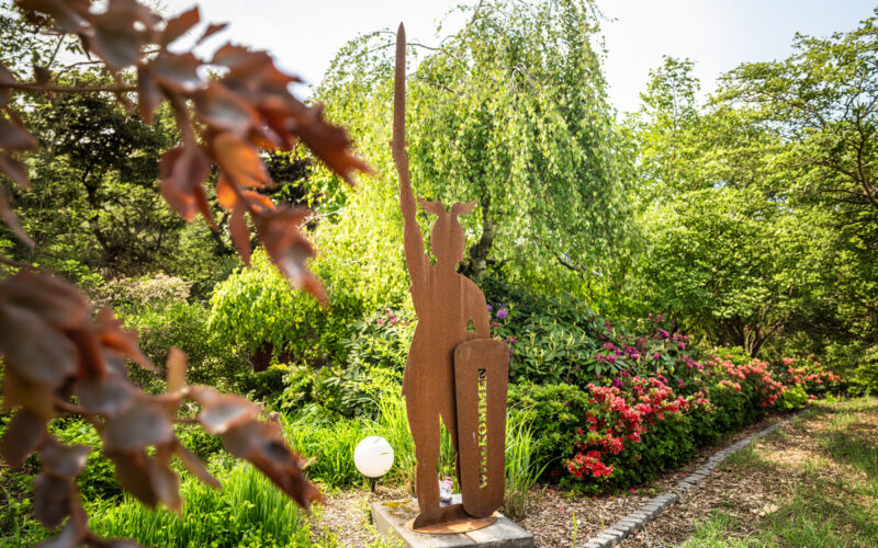Willkommens-Skulptur im Außenbereich des Landhaus Begatal