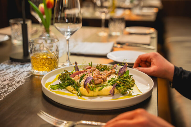 Gebratene Entenbrust auf cremiger Polenta mit Broccolini und lila Kartoffelchips im Landhaus Begatal