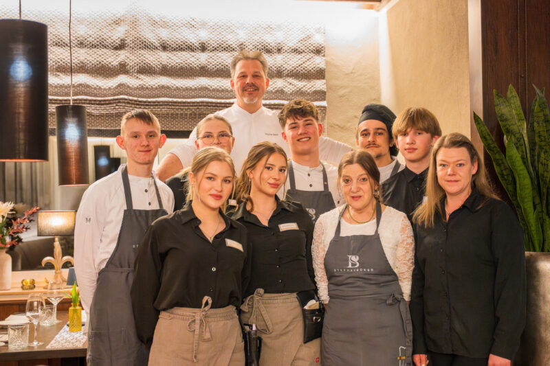 Küchenchef Gruppenfoto von Stephan Büker mit seinem Team im Restaurant